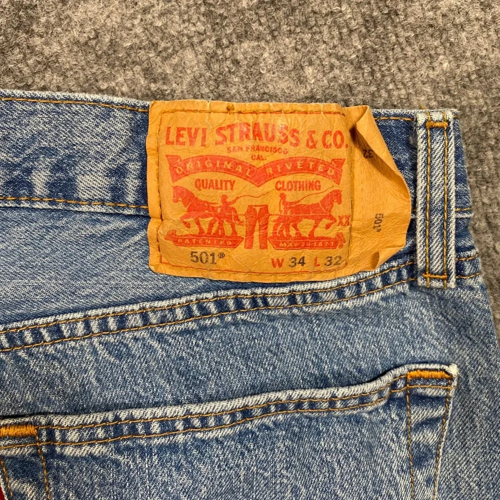 Levis 501 Original Fit Mens Jeans 34x32 Medium Wash Blue Button Fly Straight Leg